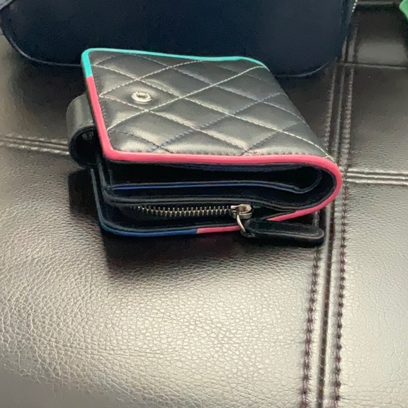CHANEL COMPACT TRICOLOR WALLET. In excellent used condition - Picture 3 of 6